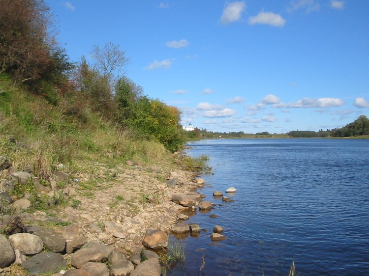 Река у крепости