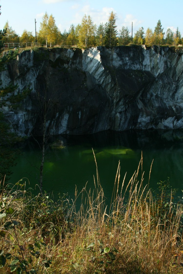 На солнце сквозь воду просвечивают мраморные глыбы