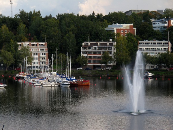 Фонтан посреди озера