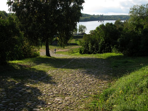 Озеро, дорога и бывшая опора ЛЭП посреди озера