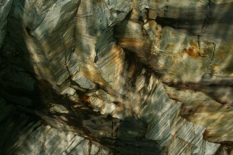 Блики на стене штольни