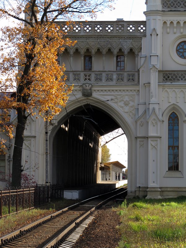 На этом снимке можно рассмотреть готические элементы в оформлении вокзала