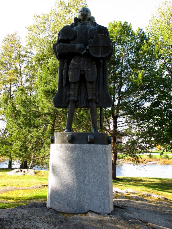 Памятник основателю крепости