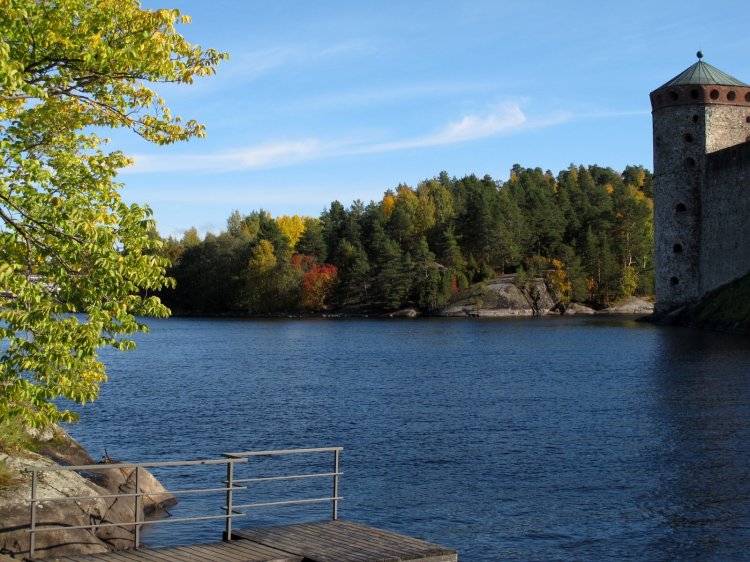 Красивый вид на скалистый берег и крепость