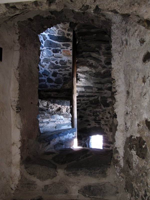 Внутри крепости проходят крутые лестницы