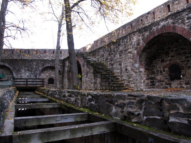 Один из крепостных дворов