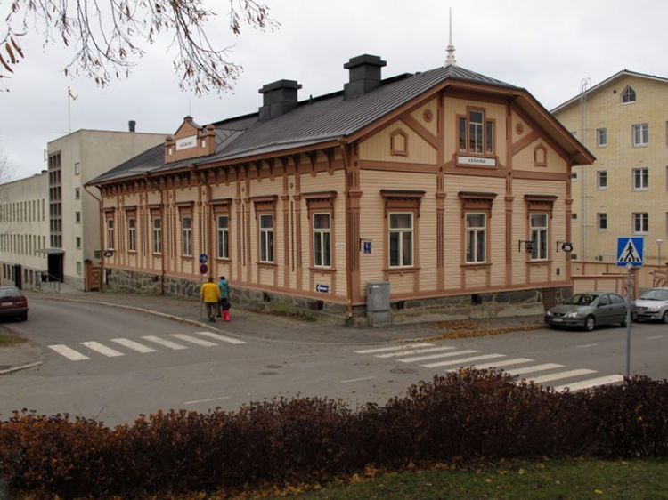 Деревянный дом у католического собора