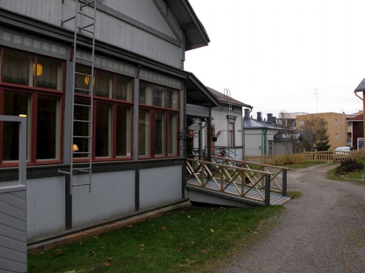 Двор за домом