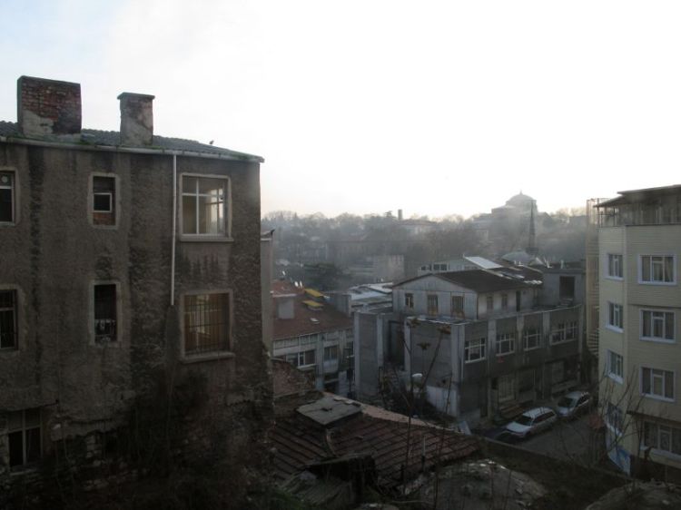 Вид из окна гостиницы на трущобы и Топкапы