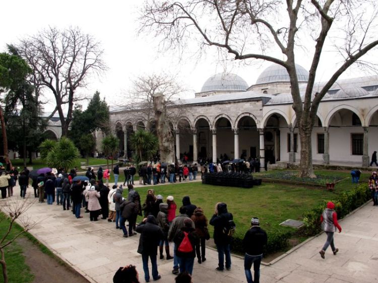 Очередь в музей в третьем дворе