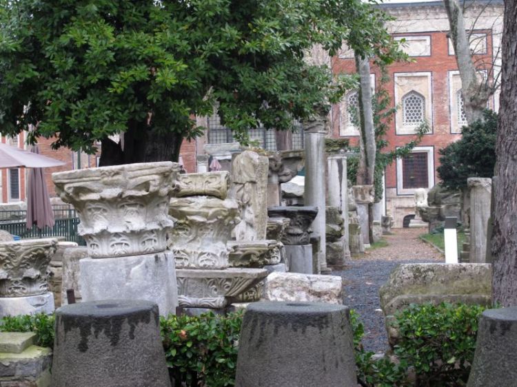 Колонны во дворе археологического музея