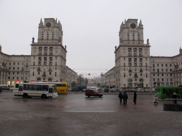 Две огромные "сталинки" у вокзала