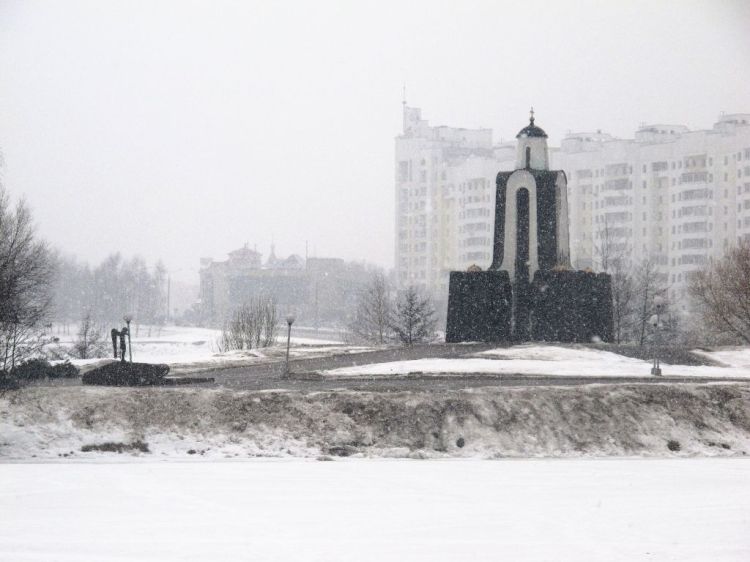 Ангел и обелиск