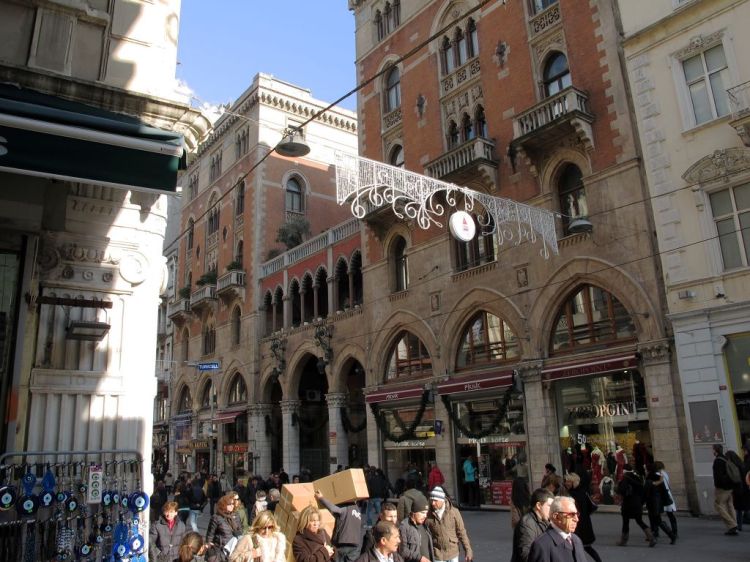 Здание на Истикляле