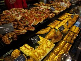 В первой попавшейся кондитерской