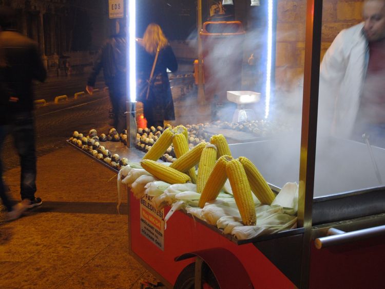 Так продают каштаны и кукурузу