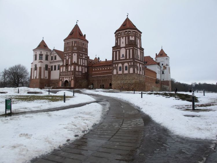 Возле Мирского замка