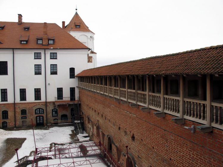 Можно прогуляться по галлерее