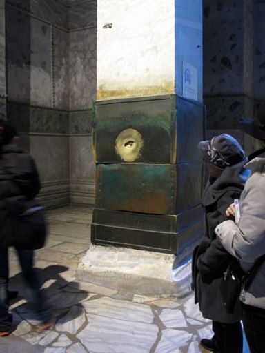 Дырка в колонне