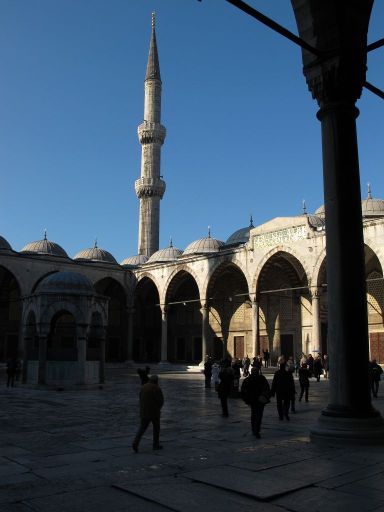 Двор и минарет