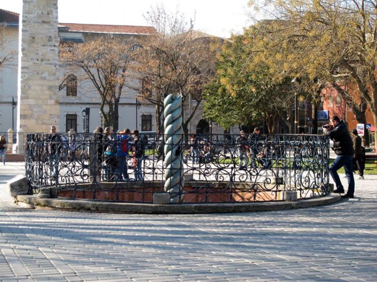 Змеиная колонна