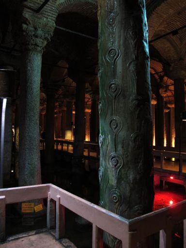 Притащенные с различных мест колонны