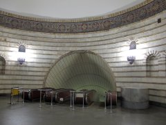 Оформление станции метро Золотые ворота