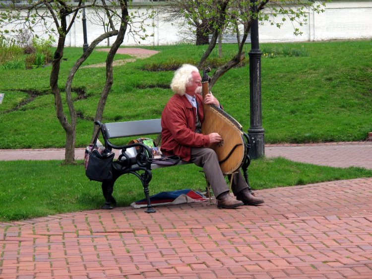 Играет на домбре