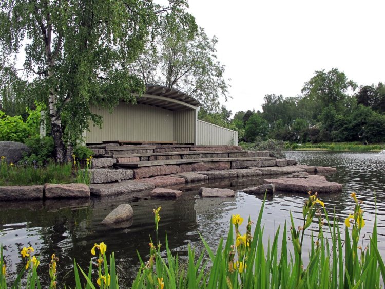 На одном из островов есть сцена