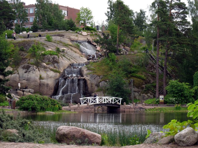 Водопад и гуляющие