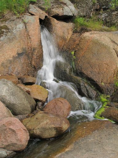 В стороне небольшой водопад