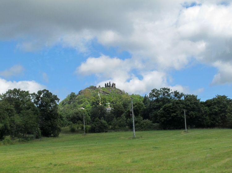 Возле дороги развалины замка на холме