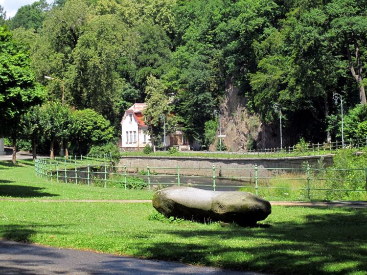 Идиллический пейзаж с домиком у реки