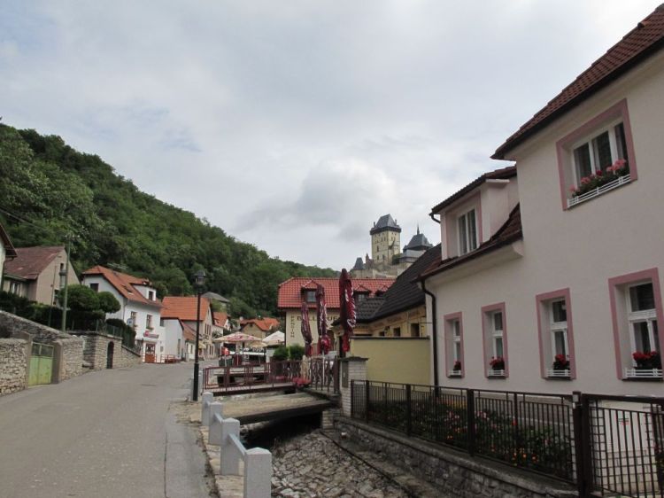 Крыши замка над домами