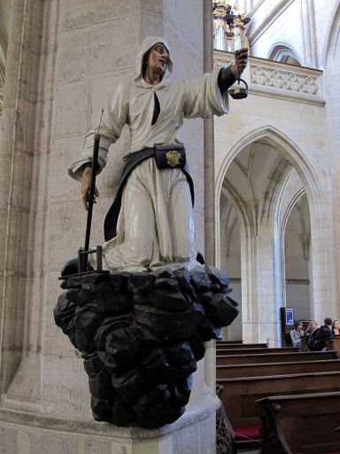 Священник Скульптура в соборе