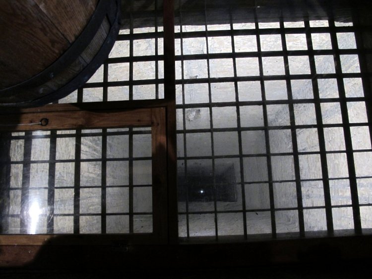 Закрытый, безопасный колодец с лампочкой внизу