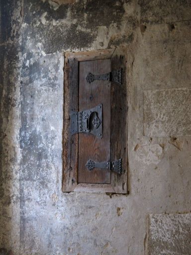 Заключенный даже может спрятать книги!