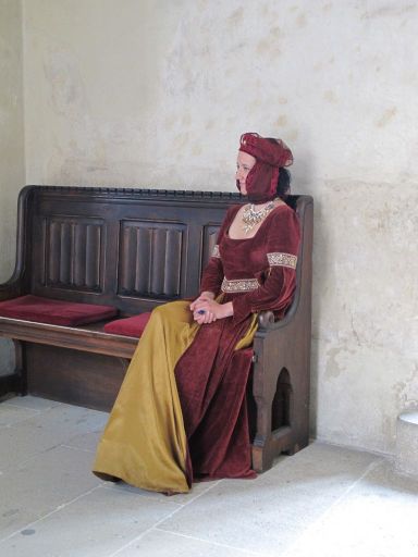 Девушка. Играет на свирели и поет.