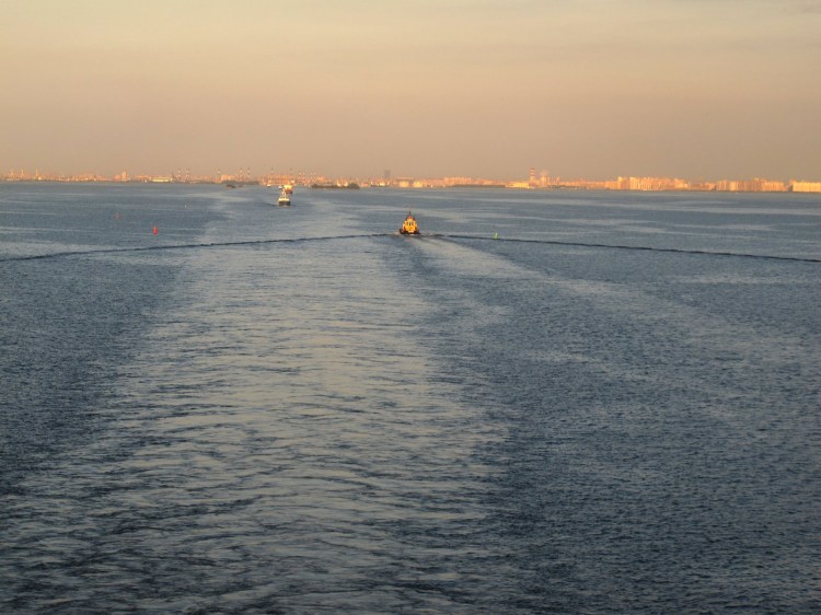 След за кораблем