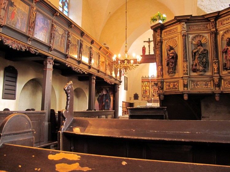 в этой церкви уютно и можно послушать органную музыку