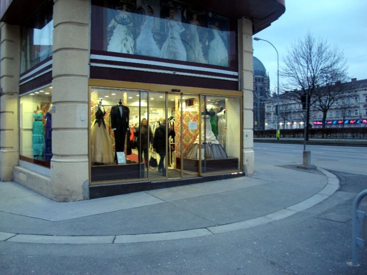 Витрина модного магазина