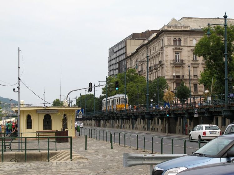 Трамвай на набережной