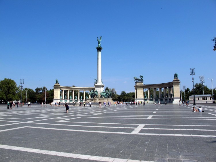 Площадь героев