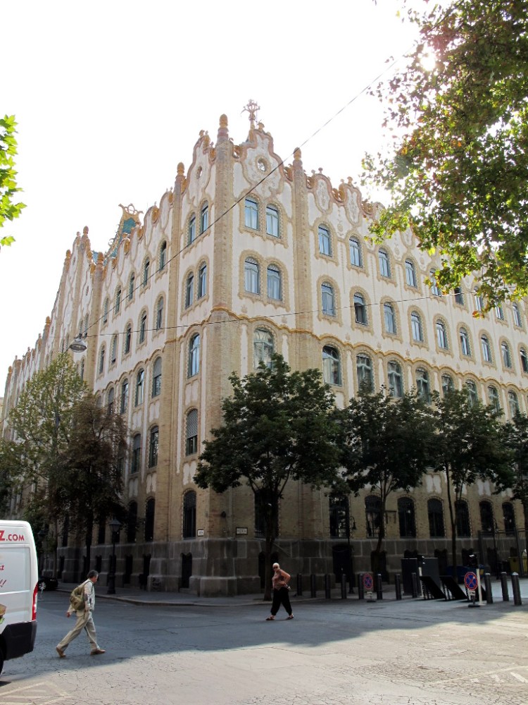 Модерновое здание