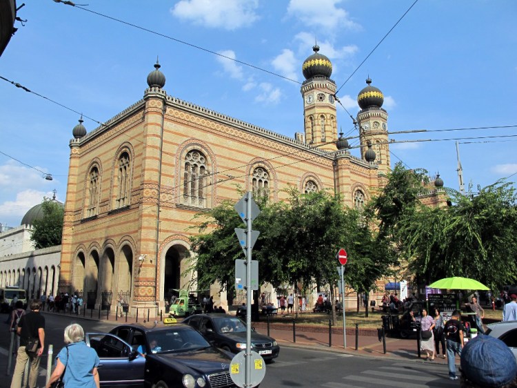 Синагога днем