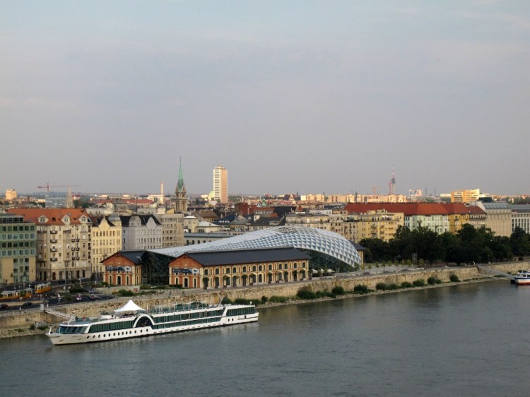 Странное здание