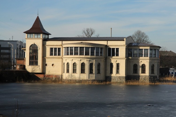 Здание в озере