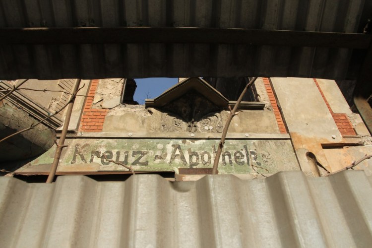 Следы вывески