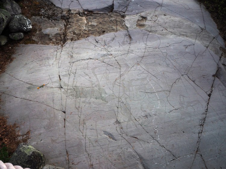 Некрашеные петроглифы