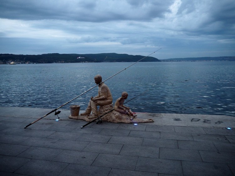 Скульптура возле чайной